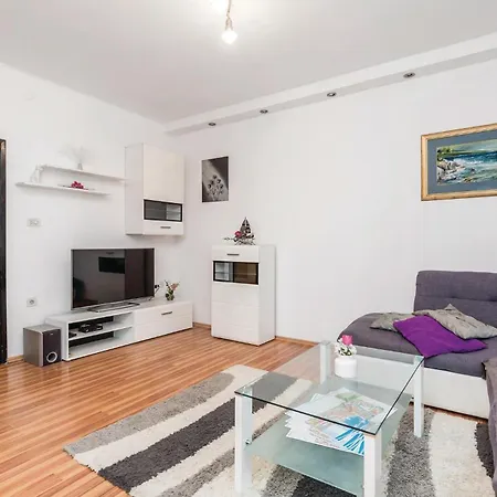 2 Bedroom Beautiful In Vakantiehuis Rijeka
