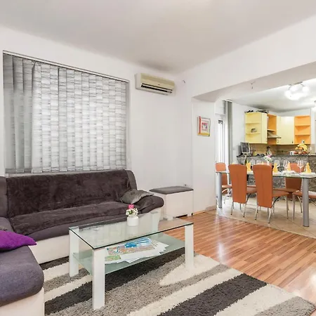 Vakantiehuis 2 Bedroom Beautiful In *