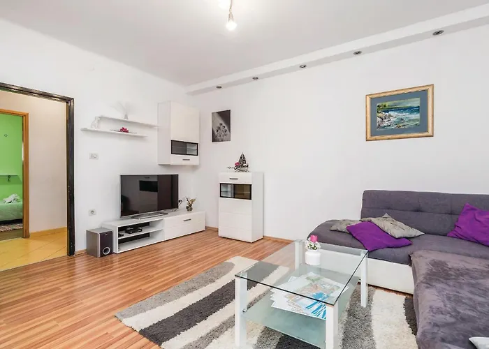 2 Bedroom Beautiful In Дом отдыха Риека