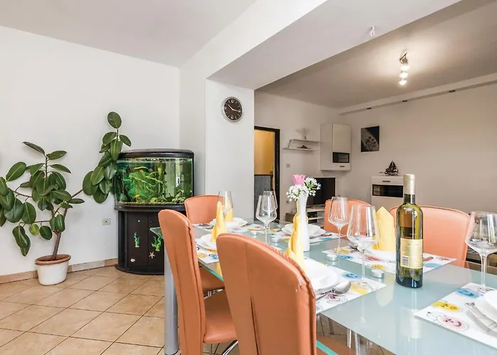 2 Bedroom Beautiful In Дом отдыха Риека