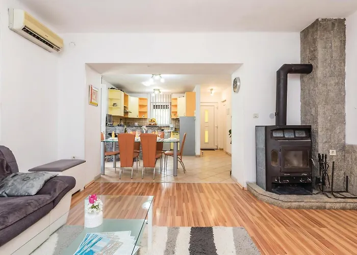 2 Bedroom Beautiful In Дом отдыха Риека