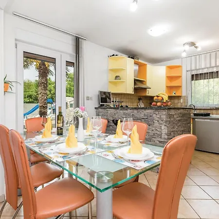 2 Bedroom Beautiful In 펜션