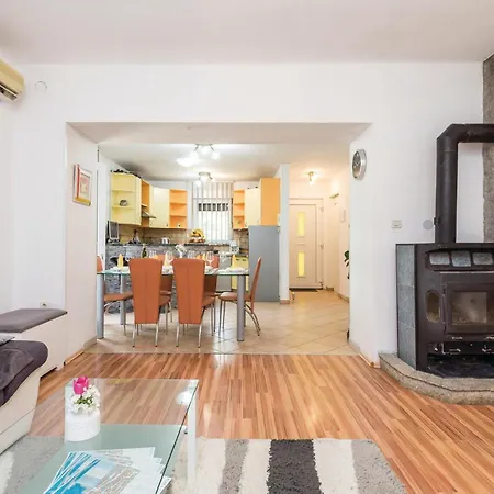 2 Bedroom Beautiful In Holiday home Rijeka
