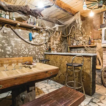 2 Bedroom Amazing In Holiday home Rijeka