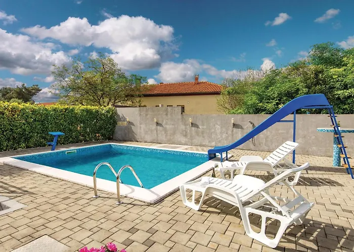 Ferienhaus 2 Bedroom Beautiful In Rijeka